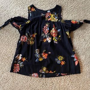 ON Cold Shoulder top sz small